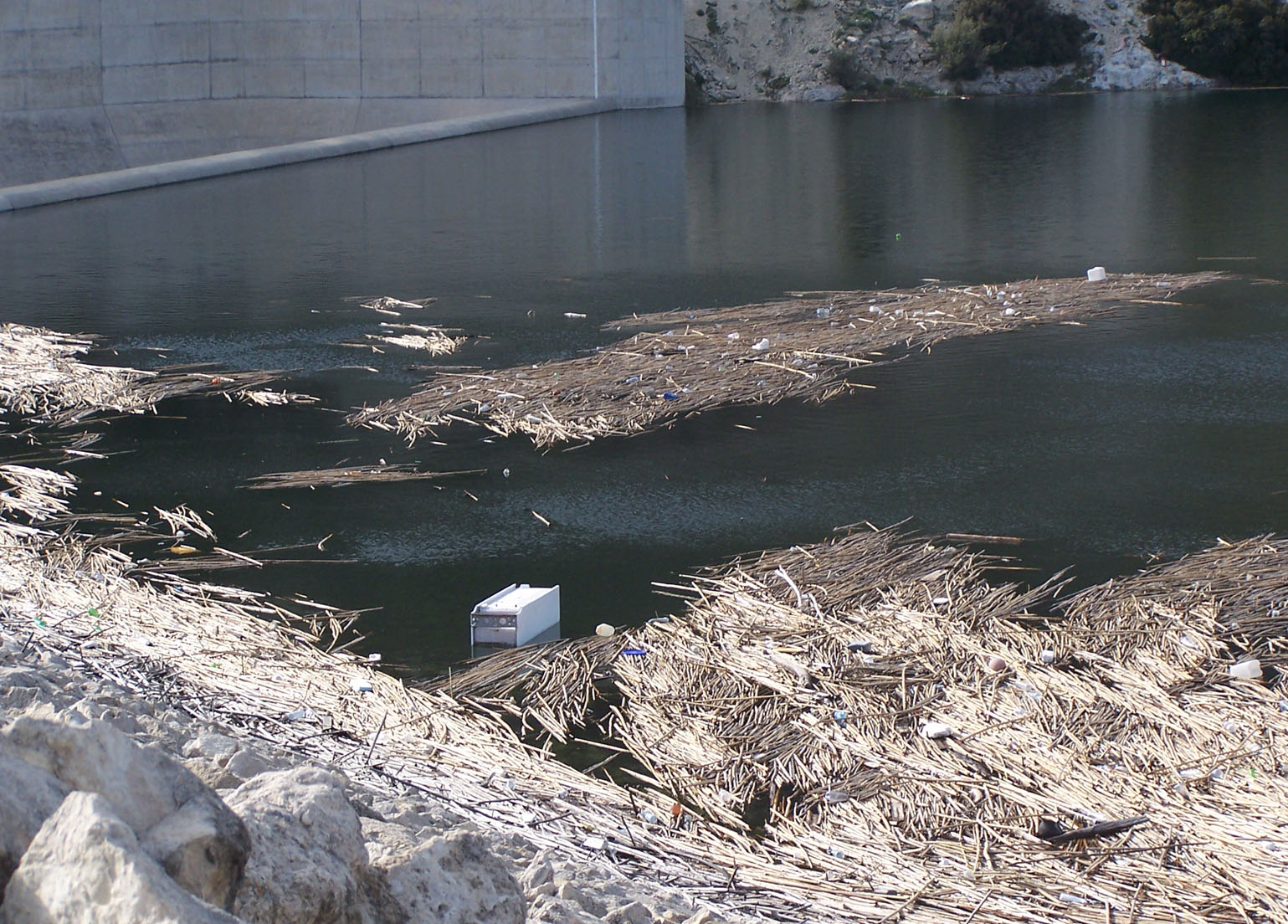 Kouris Dam mit Müll